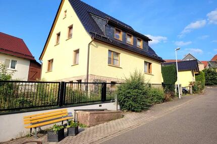 Gut erhaltenes Einfamilienhaus mit Garten in ruhiger Umgebung - Floh-Seligenthal