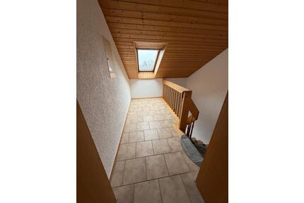 Wohnung zu Vermieten - 950,00&nbsp;EUR Kaltmiete, ca.&nbsp; 131,00&nbsp;m&sup2; in Wenzenbach (PLZ: 93173)