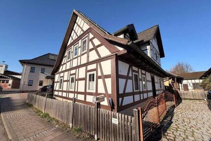 Individuelles Einfamilienhaus mit Nebengebäude in Weitramsdorf
