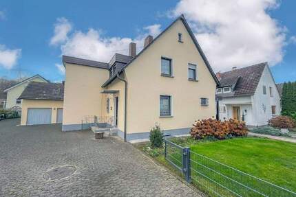 Flexibel nutzbares Ein-Zweifamilienhaus mit Nebengebäude und gepflegtem Außenbereich in Niederbieber - Neuwied