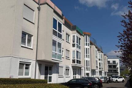 Stilvolle Eigentumswohnung mit ca. 80 m² Wfl., 3 Zimmern & 3 Stellplätzen in Top-Lage von Hennef!