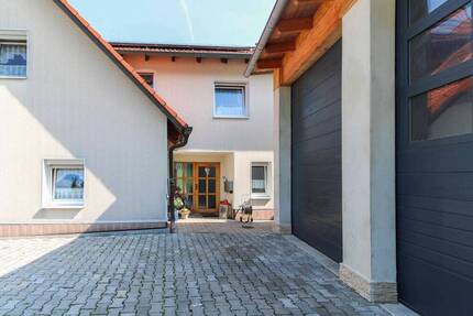 Zweifamilienhaus mit Einliegerwohnung, Gewerbehalle, Garagen, Werkstatt und Garten in ruhiger Lage - Duggendorf Wischenhofen