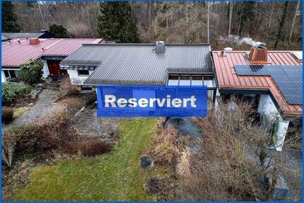 Bezugsfreies, großzügiges Wohnhaus in ruhiger Waldrandlage von Singen mit Doppelgarage.