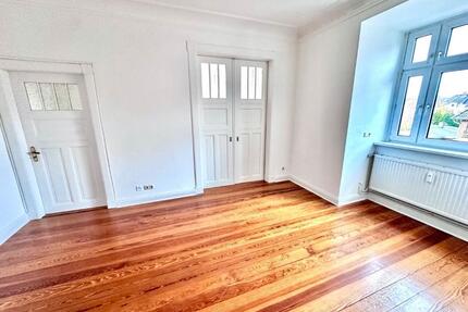 Schöne 3-Zimmer Wohnung mit 2 Balkonen in Jugendstilvilla in NMS - Neumünster