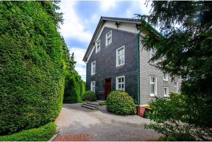 Elegante Dachgeschosswohnung im sanierten Altbau - ruhig und zentral in Wuppertal-Uellendahl-Ost