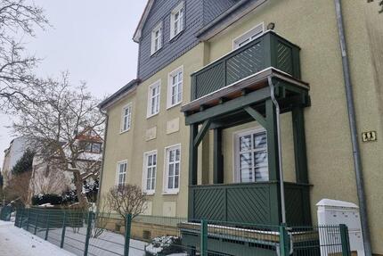 Helle 2-Raum-Wohnung mit Balkon und Tageslichtbad - Schlafzimmer erhält neuen Bodenbelag - Halberstadt