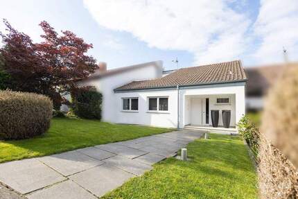 Wohnen mit Stil: Kernsaniertes Reihenhaus mit außergewöhnlicher Architektur und viel Privatsphäre - Talheim