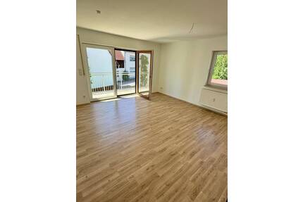 Moderne, großzügige 5-Zi-Wohnung mit Balkon zur Miete in Veitsbronn