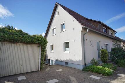 Familienfreundliches Wohnen im Grünen - Doppelhaushälfte in Bretten mit extra Raum & Garten