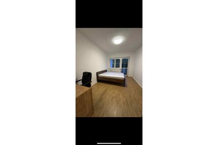 Xin chào, schönes Zimmer mit Balkon zu vermieten - Berlin Treptow-Köpenick