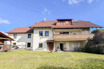 Großzügiges Einfamilienhaus mit Doppelgarage und Blick ins Grüne in Maroldsweisach