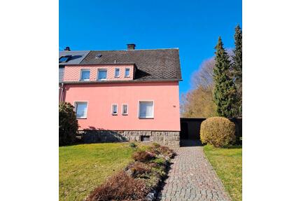 Familienfreundliche Doppelhaushälfte in Stadtrandlage, Selb