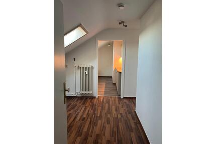 2,5 Dachgeschoßwohnung - 550,00&nbsp;EUR Kaltmiete, ca.&nbsp; 57,00&nbsp;m&sup2; in Pforzheim (PLZ: 75180) Büchenbronn
