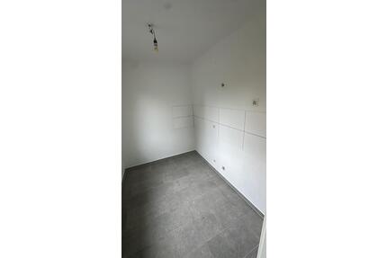 Kernsanierte 2-Zimmer-Wohnung in Oberhausen mit Gartennutzung und Garage