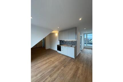 Möblierte Dachgeschosswohnung mit zwei Dachterrassen und EBK - Rheinhausen