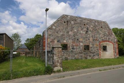 Feldsteinscheune mit Bauland, in zentraler Lage - Karlsburg