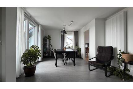 Moderne Wohnung mit Garten und Stellplätzen in Roßtal