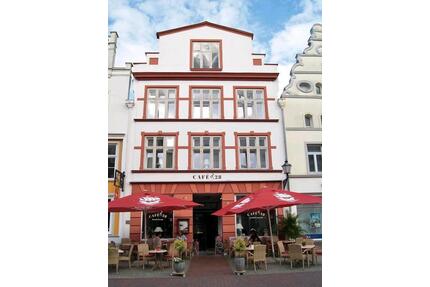 Geschäftshaus mit 3 Gewerbeeinheiten: Cafe, Pension und Friseur - Wismar Altstadt