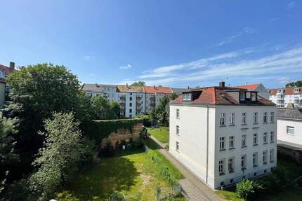 Solide Investition in Leipzig: Vermietete 2-Raum-Wohnung mit Balkon und Altbauflair