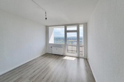 Frisch renoviert! - DEINE neue 1-Zimmer-Wohnung mit Weitblick über Dresden! **AB SOFORT**