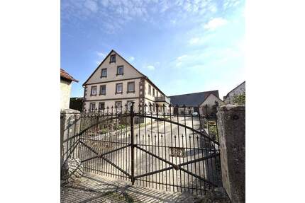 Gepflegte landwirtschaftliche Hofstelle mit großem Potential in Hohlach bei Simmershofen