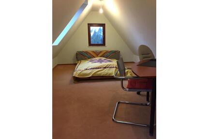 Zimmer im Einzelhaus mit Bad und Küche zu vermieten an Studentin - Hamburg Langenhorn