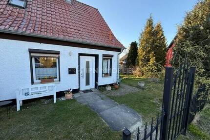Kleine Doppelhaushälfte mit 3 Zimmern und idyllischem Grundstück - Klein Kussewitz