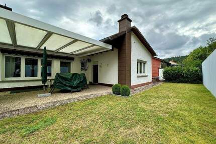 +++In unverbaubarer Lage: Charmantes Einfamilienhaus mit kleiner Einliegerwohnung, Panoramablick, Terrassen, Garten, Garage in ruhiger, idyllischer La - Waldfischbach