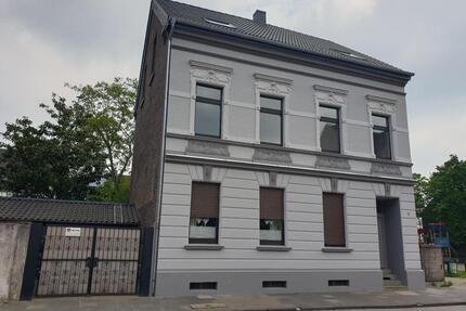 Große, helle Dachgeschosswohnung mit Klimaanlage - Duisburg Mittelmeiderich