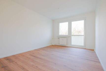 Wohnkomfort in Neustadt (Sa): Traumwohnung (3 Zi.) mit Tageslichtbad, Balkon & Stellplatz - Neustadt in Sachsen