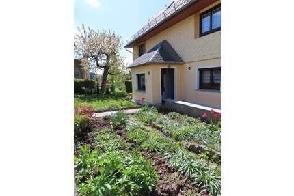 Kleines, freistehendes Einfamilienhaus mit Garten und Garage nahe Tanna zu verkaufen. Super geeignet auch als Ferienimmobilie!
