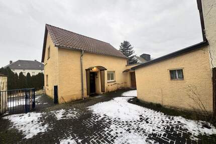 Kleines Wohnhaus mit Nebengebäude im Ortskern von Cavertitz