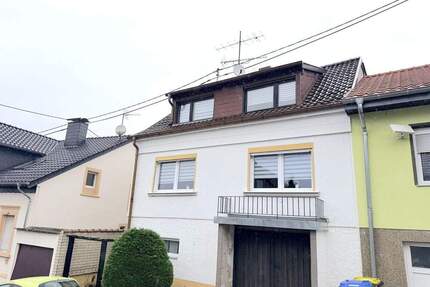 Gepflegtes Einfamilienhaus für große Familien oder zwei Wohnungen mit großem Garten - Püttlingen