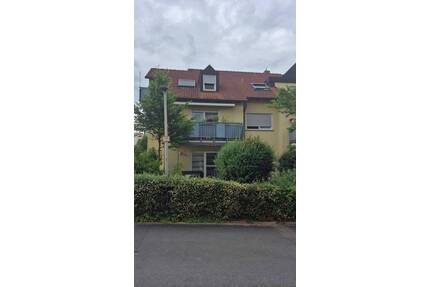 Gepflegte 3-Zimmer-Wohnung mit Balkon, Stellplatz & neuen Fenstern in Kitzingen