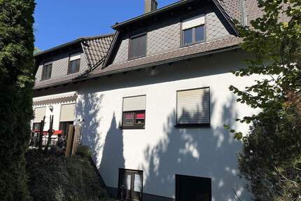 Souterrainwohnung in Heroldsbach mit viel Tageslicht und Gartenanteil, Ortsrandlage