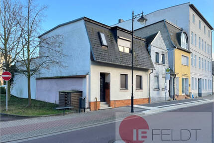 Teilsaniertes Wohnhaus mit Anbau und Nebengebäude am Stadtzentrum - Friedenspark vor der Tür! - Köthen