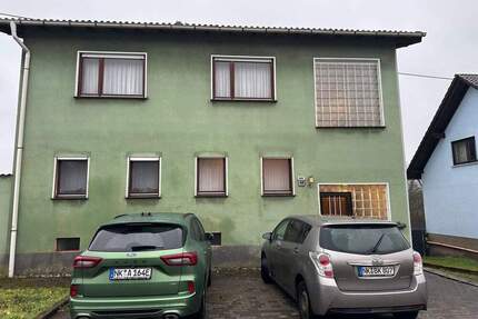 Wannemacher Immobilien ****( RESERVIERT ) Geräumiges Einfamilienhaus mit viel Potential mit zwei Wohneinheiten in Heiligenwald **** - Schiffweiler