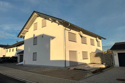 Doppelhaushälfte zur Miete - 1.350,00&nbsp;EUR Kaltmiete, ca.&nbsp; 175,00&nbsp;m&sup2; in Osterhofen (PLZ: 94486)