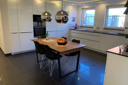 Viel Platz und Licht: Stilvolle 4-Zimmer-Wohnung mit zwei Balkonen und Tiefgarage - Urbach