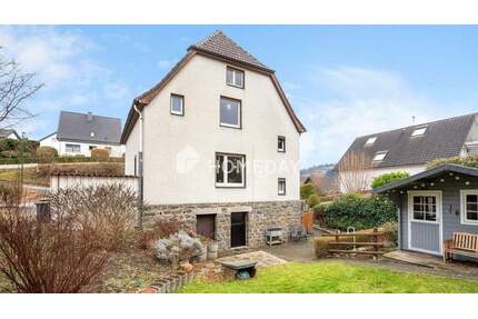 Zweifamilienhaus mit sonnigem Garten auf ca. 940 m² Grundstück - Meschede Wennemen