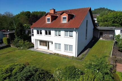 Großes Einfamilienhaus mit vermieteter Einliegerwohnung in Panoramalage von Baunatal-Großenritte!
