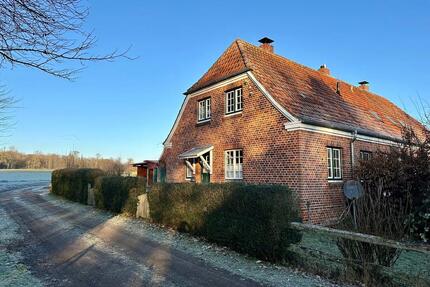 Wohnen mit Charme: Doppelhaushälfte mit Kamin und Garten in Feldrandlage - Lensahn
