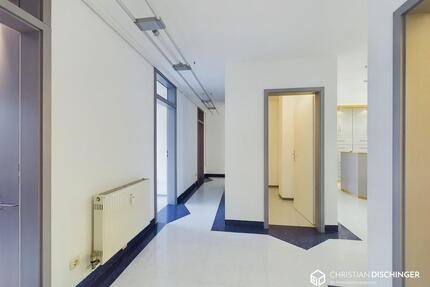 Vielseitig nutzbare Praxisfläche mit 9 Zimmern – teilmöbliert und bezugsbereit - Nittendorf