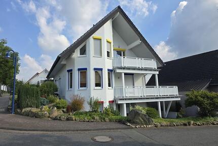 Helle, ansprechende Wohnung in einem energieeffizienten 3 FH für Naturliebhaber - Bad Emstal