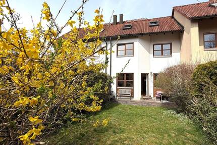 Viel Platz auf vier Ebenen - Reihenmittelhaus mit Studio, Garten und Carport in Wendelstein zu verkaufen