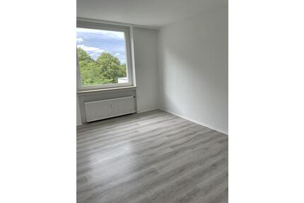 Helle 4-Zimmer-Wohnung mit Balkon | 92 m² | Gute Anbindung nach Göttingen | ab 01.07. oder 15.7.