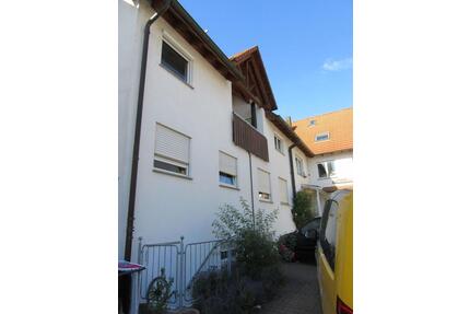 Provisionsfrei* Doppelhaushälfte mit zwei separaten Wohneinheiten, Stellplätzen, Balkon und Terrasse - Göppingen