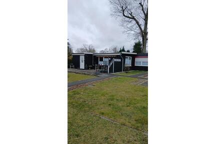 Pachtgrundstück mit Haus und Doppelgarage, Wohnmobilstellplatz - Tespe