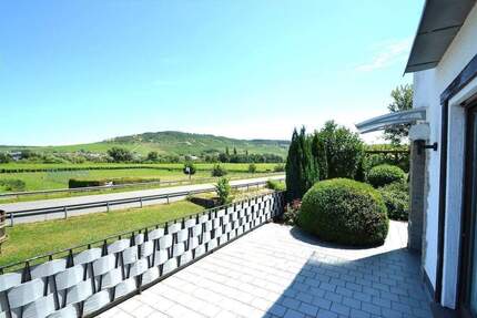 Großzügiges Haus mit 3 Wohneinheiten, Garten, Garagen, unterkellert und Weitblick - Ensch