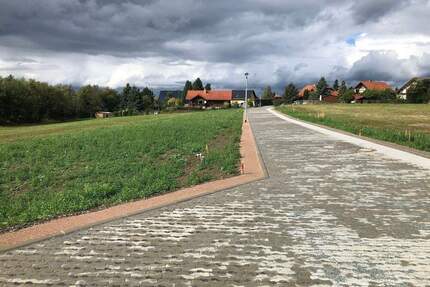 Großzügiges Baugrundstück in Theuma mit viel Platz für Ihr modernes Eigenheim.